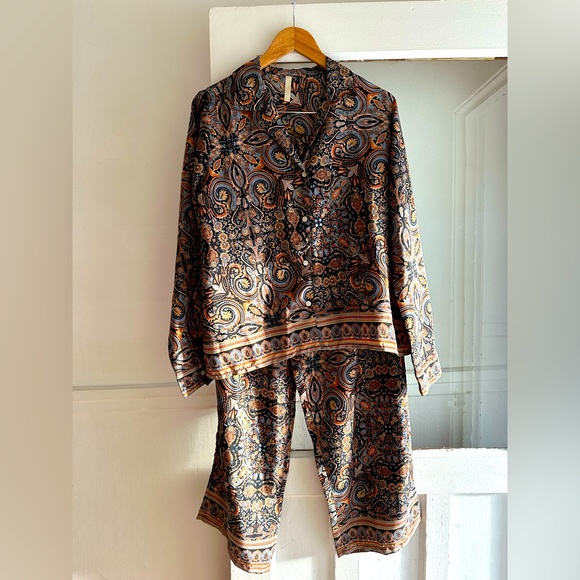 Silky Paisley Loungewear / Pajama Set - Picture 2 of 6